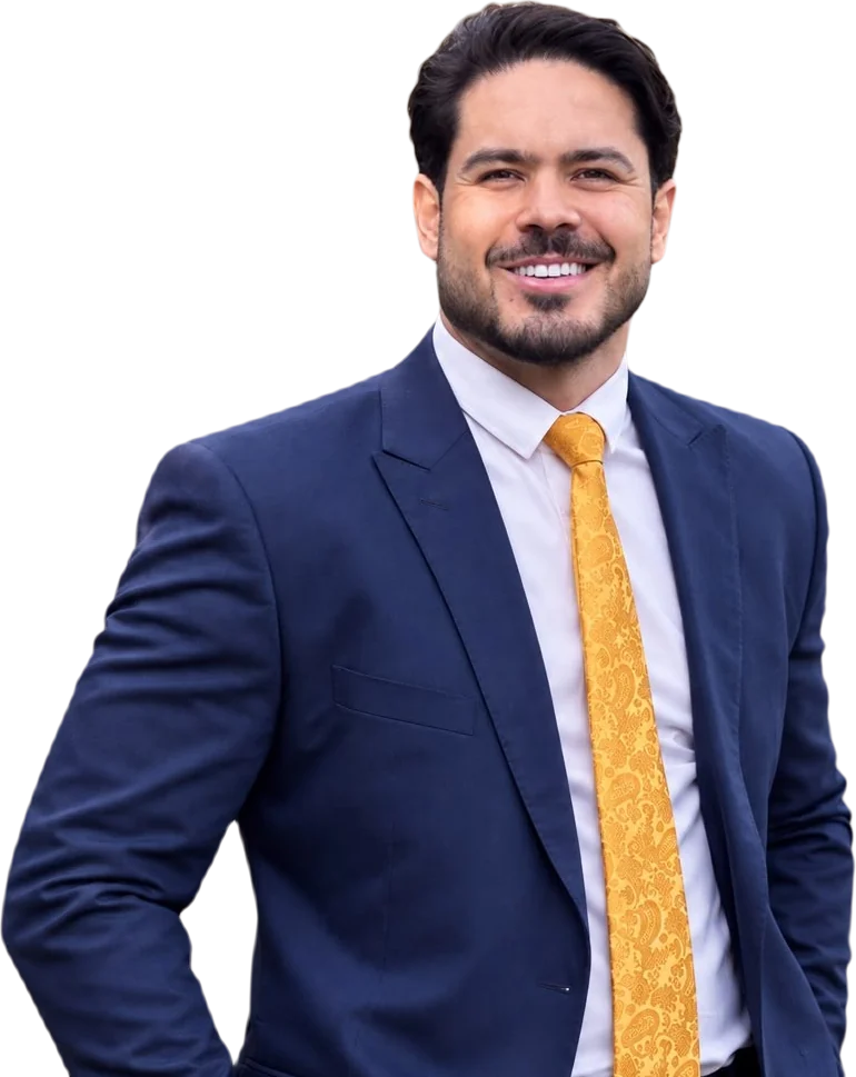 João Xavier, sócio do escritório, de terno azul e gravata dourada, sorrindo